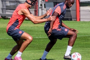 开云app官方下载-图片报：帕夫洛维奇佩戴面部护具进行对抗训练，可能会提前复出