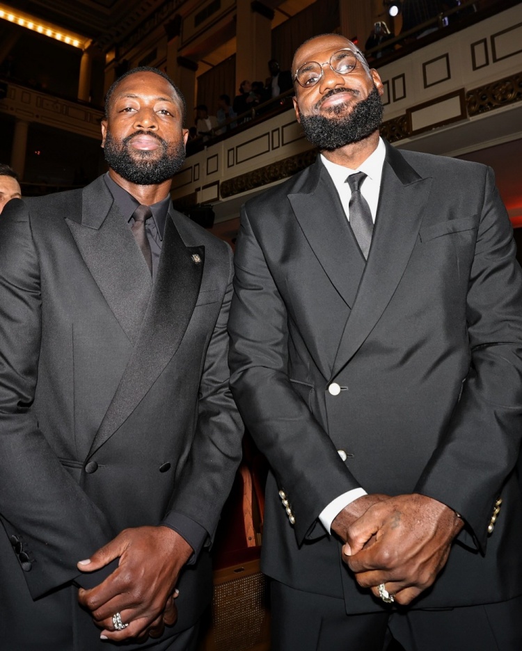 kaiyunapp-詹韦同框&amp;甜瓜魔兽获奖！NBA官方晒昨日名人堂现场照片