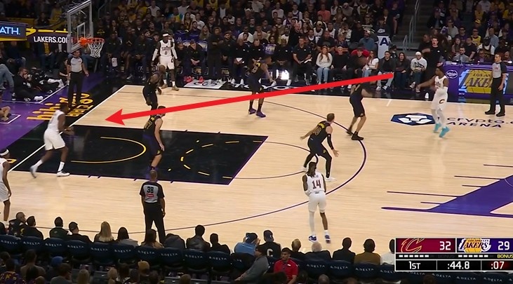 开云APP-仙人指路！米切尔炮弹直传撕开防线 托布篮下接球勾手命中